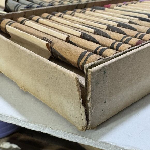 CRAYOLA CRAYONS 1958 BOX OF 72 SHARPENER MANY RARE RETIRED COLORS - Picture 15 of 16